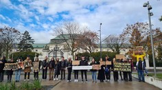 Študenti žurnalistiky vyzvali premiéra Fica, aby sa ospravedlnil novinárom. Zorganizovali protest