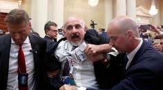 Pred tlačovou konferenciou Trumpa s Putinom vyviedli protestujúceho muža