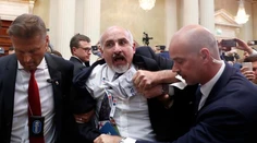 Pred tlačovou konferenciou Trumpa s Putinom vyviedli protestujúceho muža