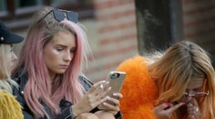 Mladučká modelka má teda dobrú kamarátku. Hneď vedľa nej šnupala biely prášok