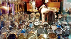 Bohatí Rusi nakupujú šperky a hodinky, aby ochránili svoje financie