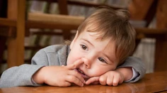 Vedci prekvapujú. Nechajte deti špárať sa v nose a jesť soplíky