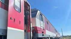 Rýchlik sa pokazil v poli pri Ladcoch. Keď sa po dvoch hodinách pohol, ľudia zničení horúčavami tlieskali od radosti