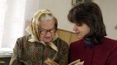 Jednou rukou im štát dal, druhou zase zobral. Tisíckam opatrovateľov od júla zoškrtali finančný príspevok