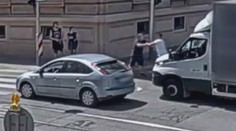 Bitka v strede pražskej križovatky: Dvaja "boxeri" zastavili premávku a mlátili sa hlava nehlava
