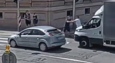 Bitka v strede pražskej križovatky: Dvaja "boxeri" zastavili premávku a mlátili sa hlava nehlava