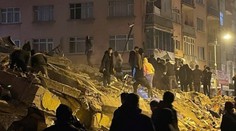 Taliani po zemetrasení v Turecku varujú ľudí pred cunami