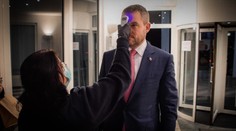 Vláda má na mimoriadnom rokovaní hovoriť o sprísnení opatrení pred koronavírusom