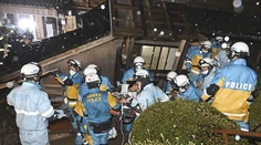 Japonsko: Päť dní po ničivom zemetrasení zachránili spod trosiek 90-ročnú ženu