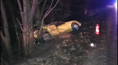 Mladíci si v sobotu poobede kúpili auto, večer už bolo po šmyku zničené