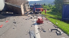 Vážna dopravná nehoda paralyzovala premávku na Kysuciach. Zrazili sa tri kamióny