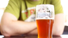 Česi prestávajú chodiť na pivo do krčiem, uprednostňujú plechovkové pivo