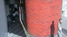 VIDEO: Liezol po stene ako krab, poradil si aj so žiletkovým drôtom. Z väzenia v USA ušiel nebezpečný vrah