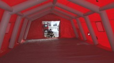 Príprava na možný nápor pacientov vrcholí. Pred nemocnicami už stoja triážne stany