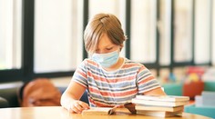 Triedy na francúzskych školách už nebudú zatvárať pri jednotlivých prípadoch covidu