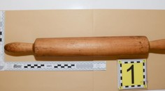 Vražda v bratislavskom Ružinove: Dcéra na smrť doudierala kuchynským valčekom svoju matku