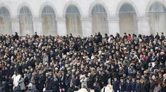 Francúzsky premiér vyzýva ľudí, aby napriek strachu ďalej žili v Paríži