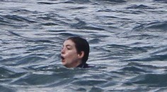 Anne Hathaway sa skoro utopila! Všetko zachytil fotograf