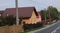 Do domu v Michalovciach sa v noci vlámal muž. Keď prišli policajti, domáca o ničom netušila