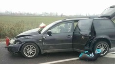 Pri čelnej zrážke pri Trenčíne z jedného auta vypadla detská sedačka