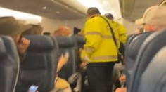 VIDEO: Žena netušila, že je tehotná. Porodila počas letu na palube lietadla