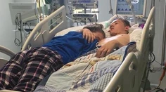 Dojemná rozlúčka. Tínedžerka naposledy objíma umierajúceho priateľa