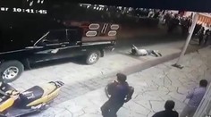 Pomsta za nesplnený sľub. Nahnevaní farmári priviazali starostu k autu a vláčili ho mestom