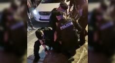 VIDEO: Ďalší sporný policajný zákrok? Policajt v centre Košíc poslal jednou ranou mladíka k zemi