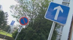 Namiesto pomoci značky ľudí mätú. Pred levickou nemocnicou to vyzerá ako na detskom ihrisku