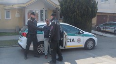 Pri detskom ihrisku v Košiciach sa potuľoval muž, ktorý sa obnažoval. Zadržali ho policajti