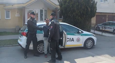 Pri detskom ihrisku v Košiciach sa potuľoval muž, ktorý sa obnažoval. Zadržali ho policajti