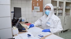 Pribudli tisícky pozitívnych, od kritickej hranice v nemocniciach nás delí iba zopár pacientov