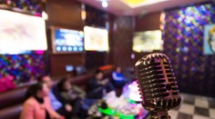 Muž na karaoke spieval tak dlho, až mu praskli pľúca