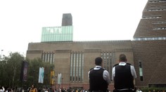 Chlapec (6), ktorého tínedžer zhodil z britského múzea, má zlomenú chrbticu a končatiny