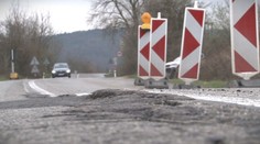 Pretrhla sa im jediná cesta do dediny. V Žiaranoch pri Nitre riešia mimoriadnu situáciu, praskliny sa zväčšujú každý deň