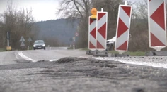 Pretrhla sa im jediná cesta do dediny. V Žiaranoch pri Nitre riešia mimoriadnu situáciu, praskliny sa zväčšujú každý deň