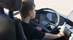 Mladý školák ukradol autobus a vozil cestujúcich. Tí si nič nevšimli