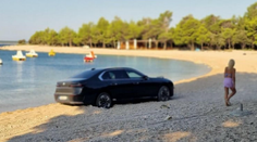 Neuveriteľná drzosť Slováka. Autom sa doviezol na chorvátsku pláž, následne tam zapadol