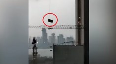 VIDEO: Krutá smrť umývačov okien. Vietor sa so závesnou plošinou pohrával ako s hračkou