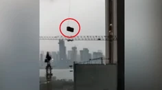 VIDEO: Krutá smrť umývačov okien. Vietor sa so závesnou plošinou pohrával ako s hračkou
