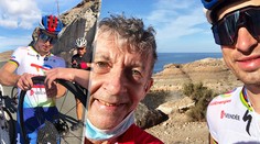 Koleso obkľúčili profesionáli s pumpičkami. Sagan pomohol bezradnému Škótovi, ktorý dostal defekt