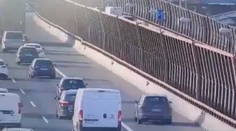 VIDEO: Po krajnici išla takmer 10 kilometrov. Uponáhľaná šoférka predbiehala jedno auto za druhým