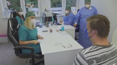 Hoci sú na tom lepšie ako okolité okresy, poľaviť nehodlajú. V Dolnom Kubíne očkovali aj cez sviatok