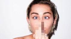 Nové snímky z porno fotenia Miley. Z teplákov jej trčí intímne ochlpenie