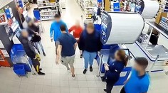 Agresívny muž vystrájal v obchode v Žarnovici. Spacifikoval ho policajt, ktorý bol v čase voľna na nákupe