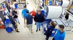 Agresívny muž vystrájal v obchode v Žarnovici. Spacifikoval ho policajt, ktorý bol v čase voľna na nákupe
