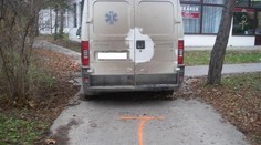 Otec pri cúvaní nešťastnou náhodou zrazil vlastné dieťa (†2)