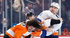 KO Paquettemu, krvou zaliaty Koči. Keď Chára menil NHL na UFC