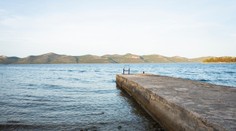 Varovný signál pre turistický ruch v Chorvátsku. Pláž, kde ešte donedávna bola „hlava na hlave“, zíva prázdnotou