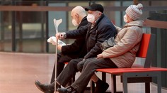 Ako očkovať viac seniorov? Zadarmo taxík, vakcína od svojho lekára a telefonická registrácia